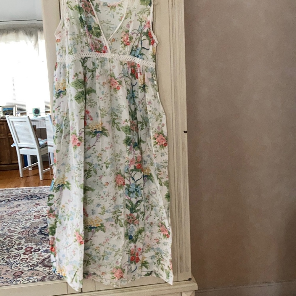 Summer weight nightgown Excellent condition;